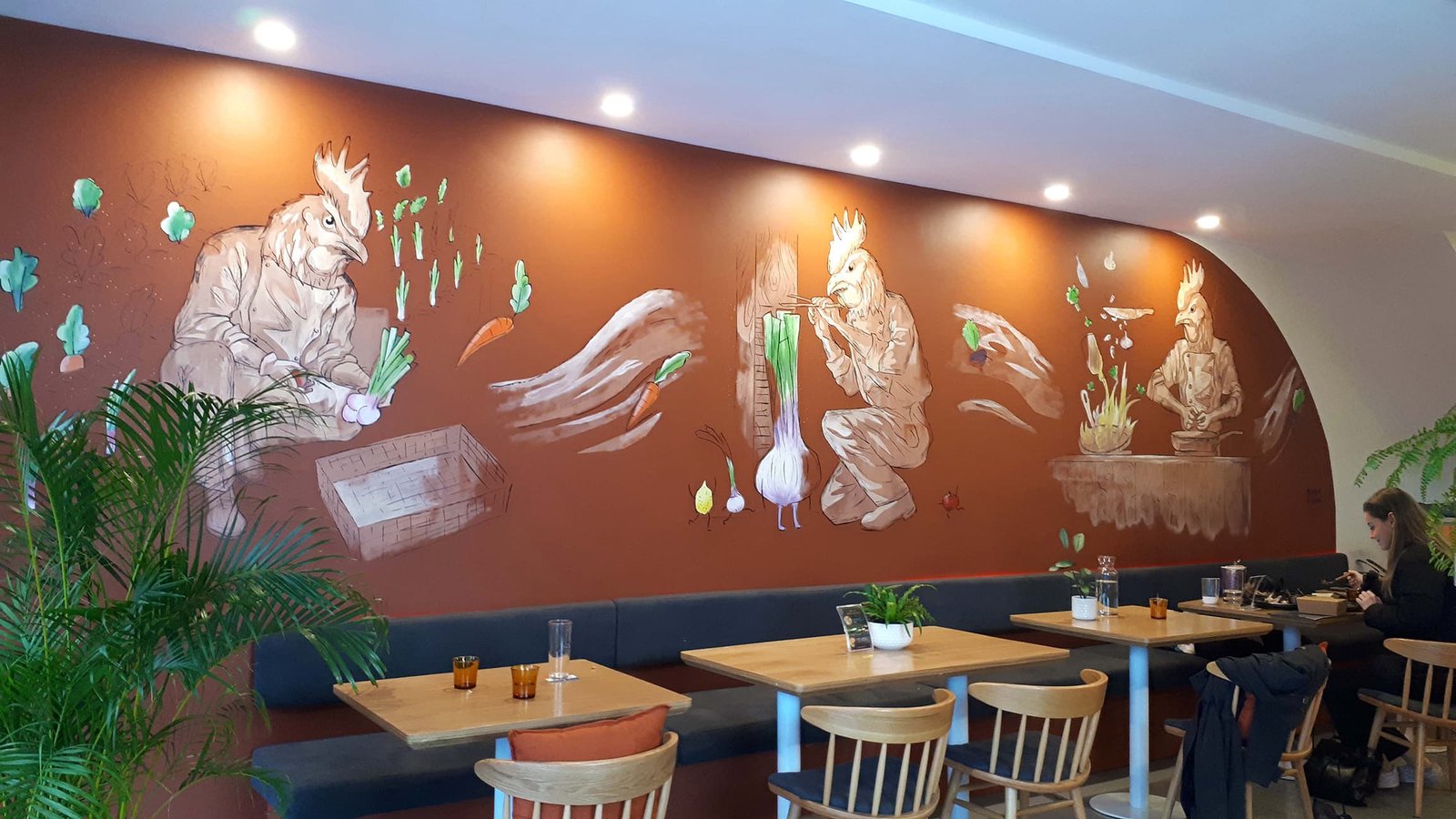 Después de la estrategia visual en restaurante Korjee Chicken con mural estratégico e iluminación cálida que atrae clientes